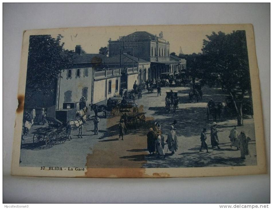 ALGERIE - BLIDA - LA GARE -  ATTELAGES BELLE ANIMATION (EDITION TABAC PAPETERIE BLIDA N° 32)