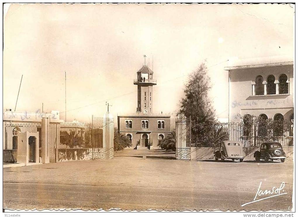 BLIDA - l,entrée du camp d,aviation   ( état ) une DYNA PANHARD