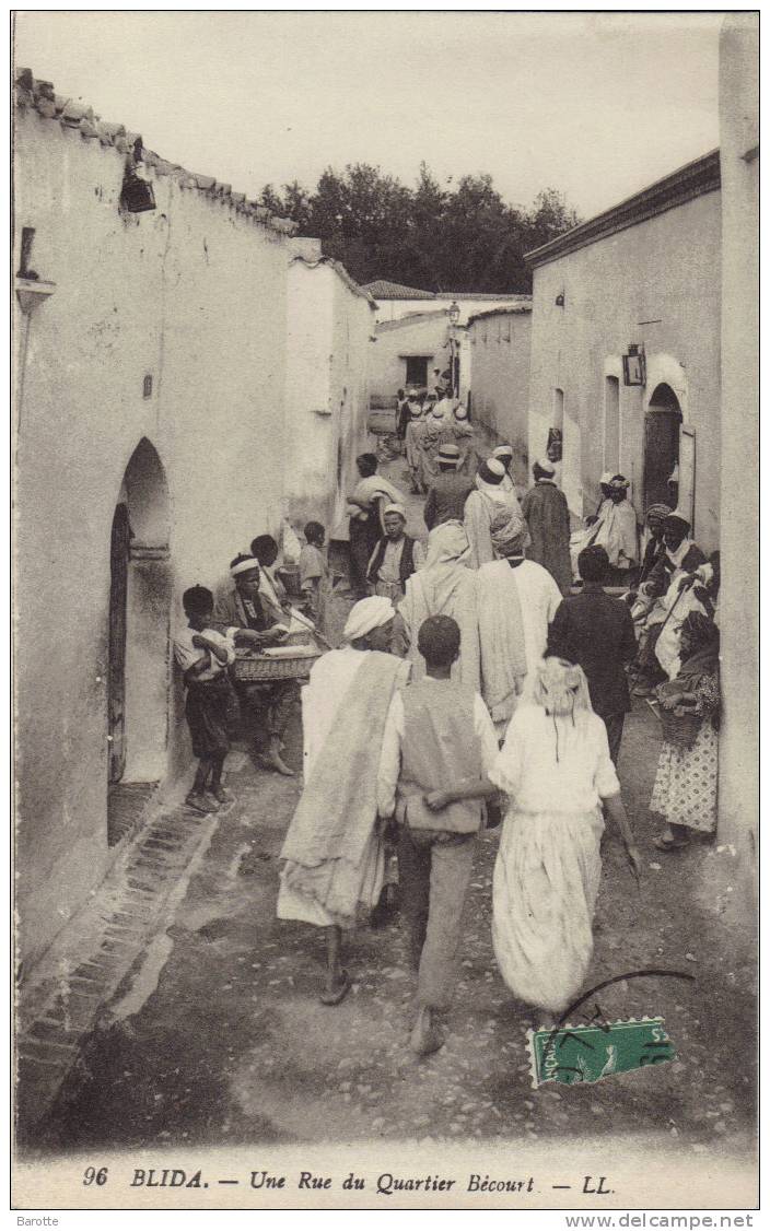 BLIDA -  DANS UNE RUE DU QUARTIER BECOURT