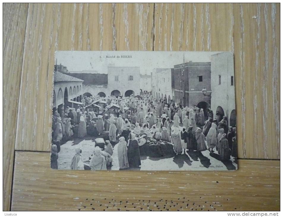 CPA TRES ANIMEE MARCHE DE BISKRA