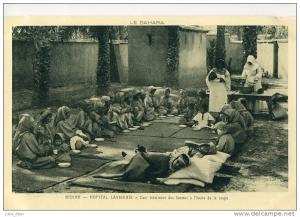 Biskra .  Hôpital Lavigerie .  Femmes à l´heure de la soupe .  SUPERBE PHOTOGRAVURE .