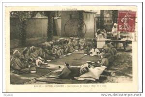 e - Cpa BISKRA - Hopital Lavigerie - Cour intérieure des femmes à l'heure de la soupe