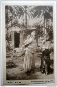 Algérie - CP N° 399G - Biskra, Mauresques devant leur Gourbi - CPSM/N (état dos)