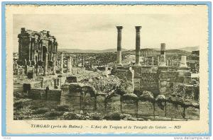 CARTE POSTALE TIMGAD PRES DE BATNA L'ARC DE TRAJAN ET LE TEMPLE  ND . EDITE SPECIALEMENT POUR LES HOTELS TRANSATLANTIQUE