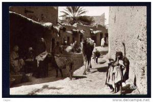 Une rue de village arabe. (non située, mais mention écrite au dos BATNA)