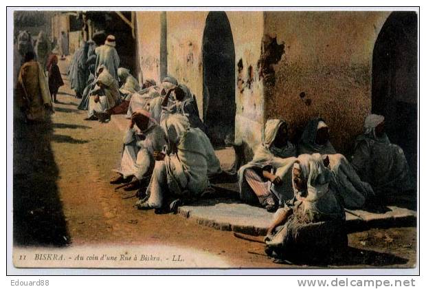 BISKRA  AU COIN D´UNE RUE A BISKRA