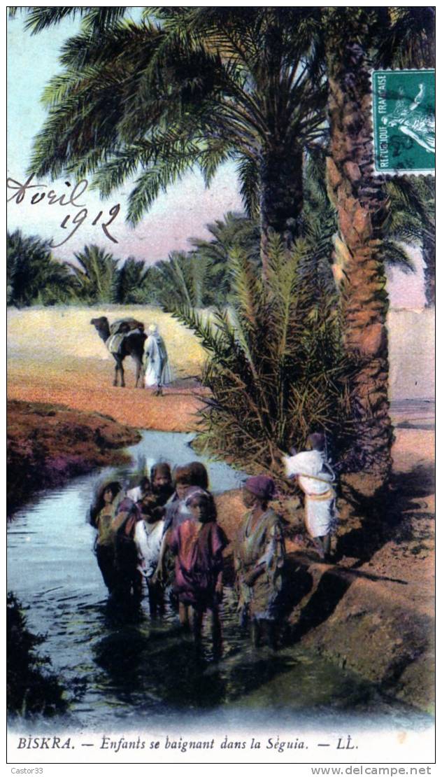 Biskra . enfants se baignant dans la séguia