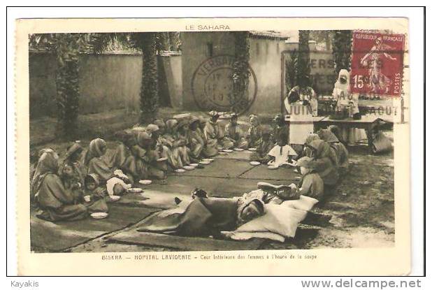 e - Cpa BISKRA - Hopital Lavigerie - Cour intérieure des femmes à l'heure de la soupe