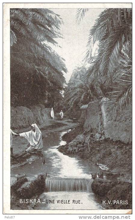CPA   Algérie Biskra Une vieille rue  (animée)   F590