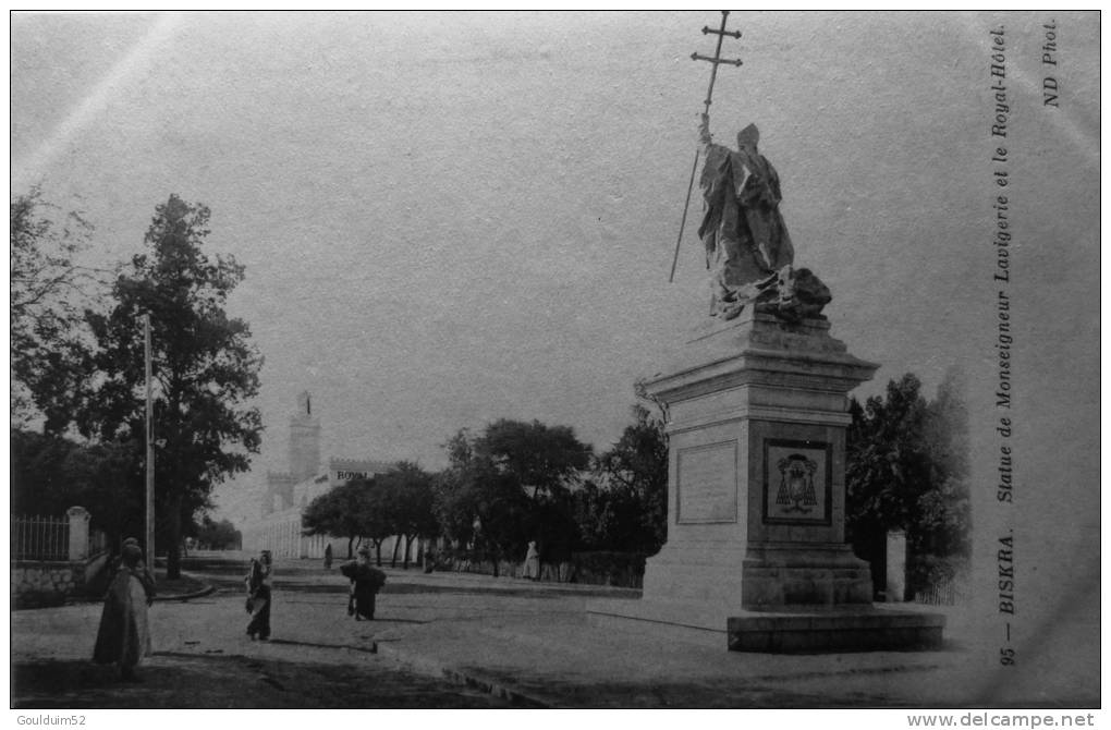 Statue du Monseigneur Lavigerie et le Royal Hotel