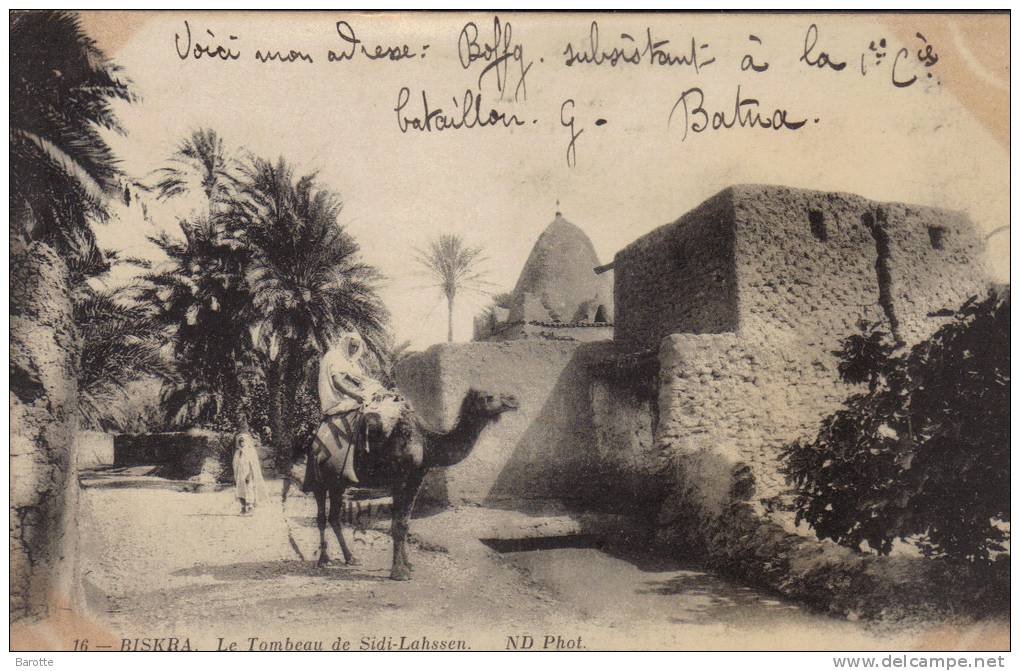 BISKRA -  DEVANT LE TOMBEAU DE SIDI-LAHSSEN  -  ND
