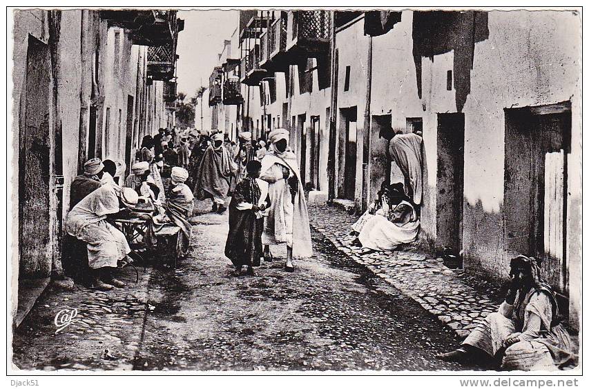 188 ND - BISKRA - Rue des Ouled-Naïls. (Belle animation)