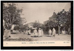 CPA AFRIQUE -VILLAGES D'ALGÉRIE- BATNA   HOTEL DE VILLE ET RUE DE CONSTANTINE TRES ANIMÉE-