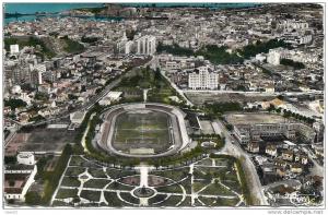 CPSM Bône - Vue panoramique. Au premier plan, le Stade et les Jardins.