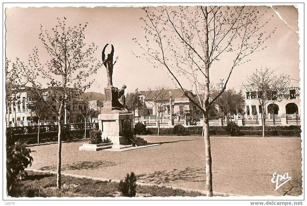 BATNA - Le square et le Monument aux Morts