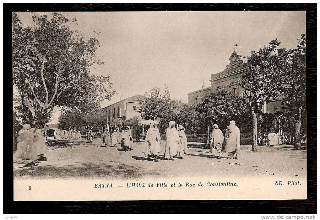 CPA AFRIQUE -VILLAGES D'ALGÉRIE- BATNA   HOTEL DE VILLE ET RUE DE CONSTANTINE TRES ANIMÉE-