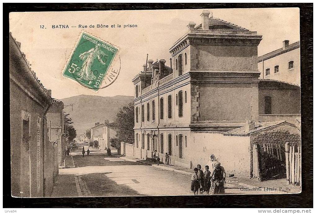 CPA AFRIQUE -VILLAGES D'ALGÉRIE- BATNA  RUE DE BÔNE ET LA PRISON-  ANIMÉE
