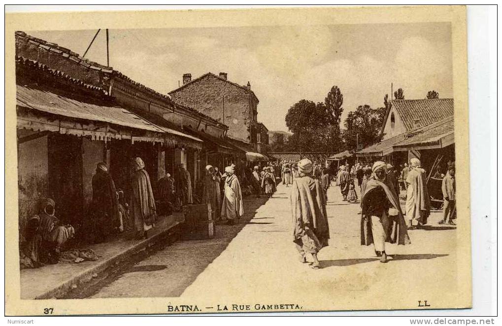 CPA...BATNA...TRES ANIMEE...DANS LA RUE GAMBETTA...