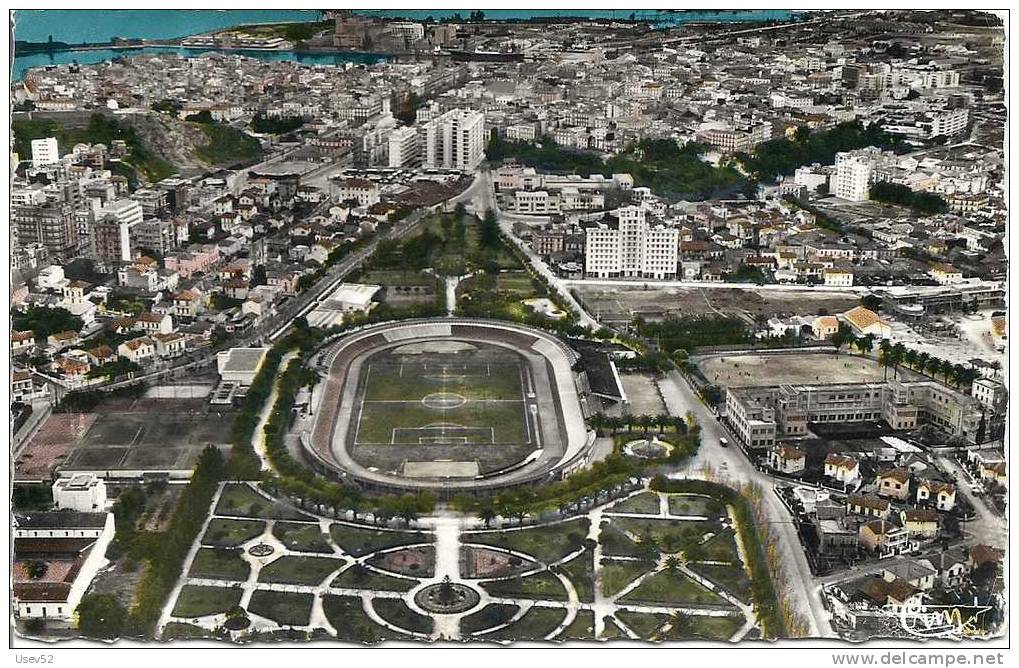 CPSM Bône - Vue panoramique. Au premier plan, le Stade et les Jardins.