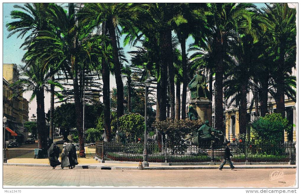 BONE.la statue de bertagna et le cours