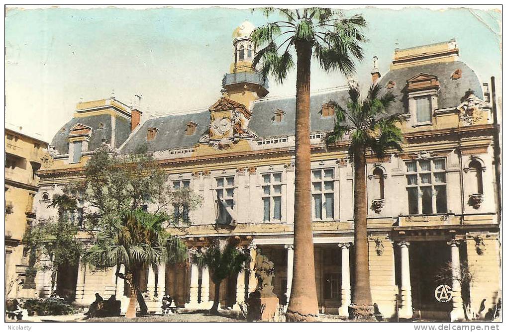 47. Bone l'hôtel de ville