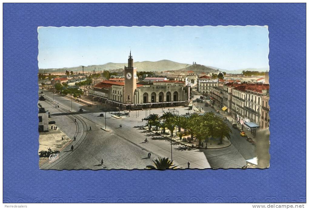 Z - Algérie - BONE - La place de la Gare - commerces - horloge - voitures - palmier - Annaba