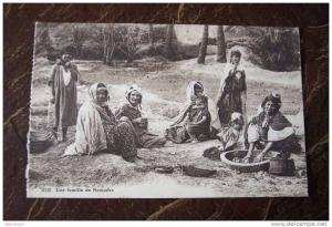 CPA--GG-- ALGERIE - une famille de nomades  (provenance d un carnet)