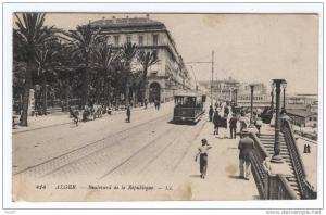 CPA  Alger Boulevard de la République  (très animée)    B52
