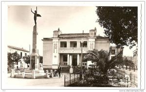 relizane la poste et le monument aux morts