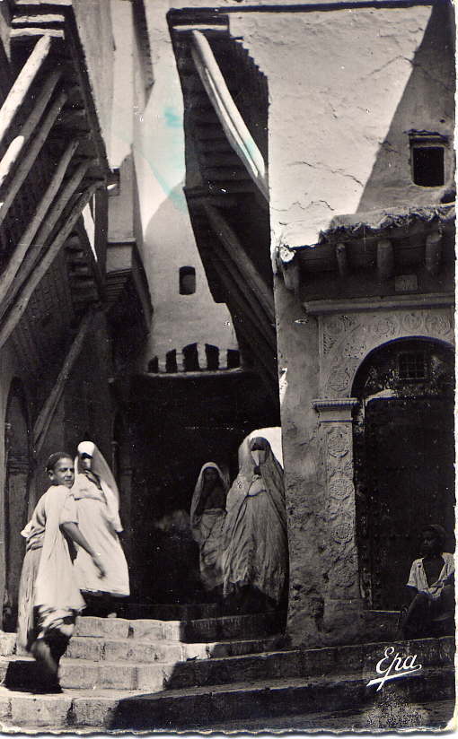 ALGER--Une rue de la Haute ville(animée,femmes, enfants) cpsm des années 50  n°77 éd photo-africaines