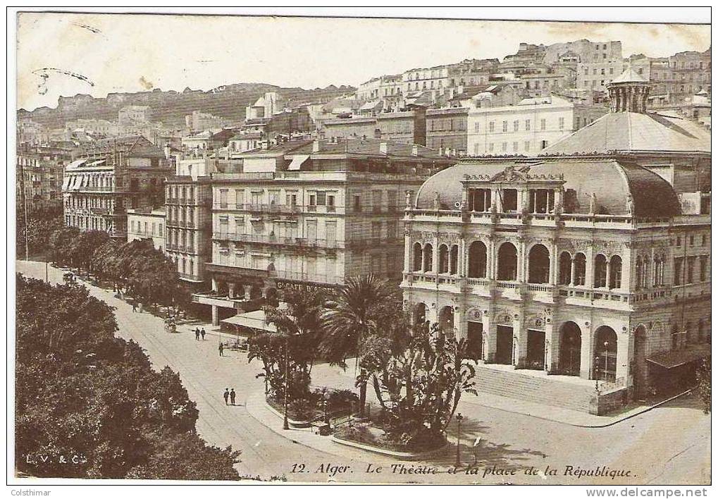 LE THEATRE ET LA PLACE DE LA REPUBLIQUE