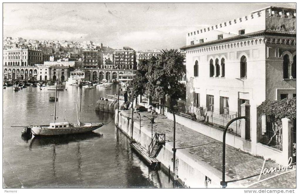 L AMIRAUTE...LEGERE PLIURE EN BAS A GAUCHE...