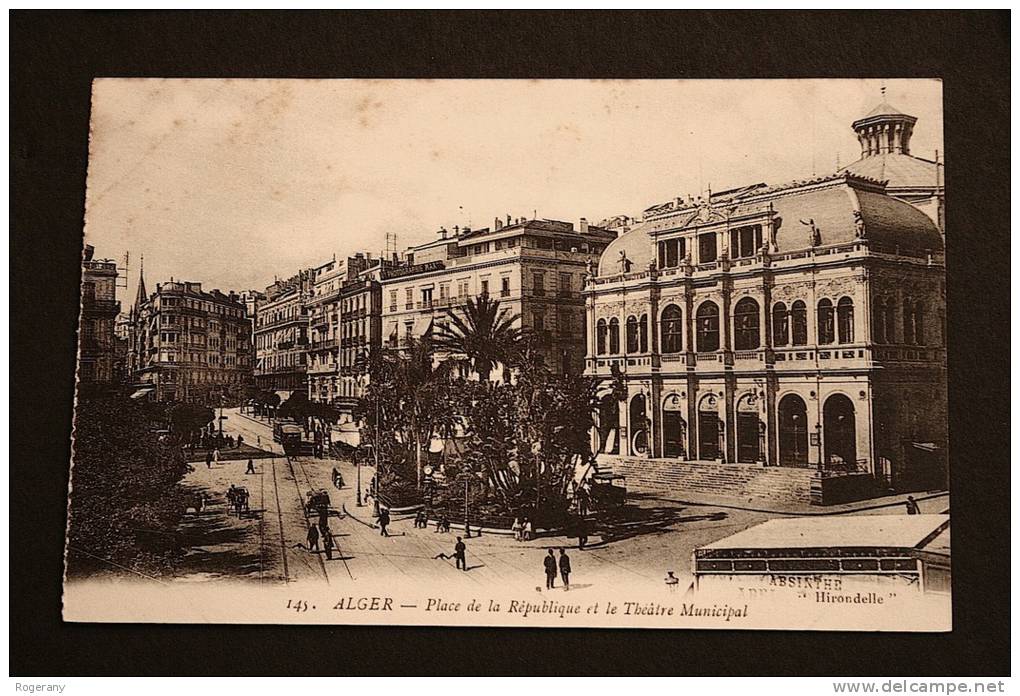 ALGER    ---    PLACE  DE  LA  RÉPUBLIQUE  ET  LE  THÉÂTRE  MUNICIPAL    -------     UN PETIT COUP D´ŒIL