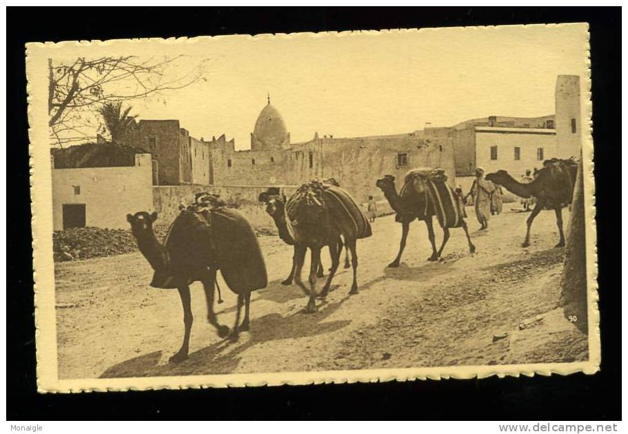 CPA ALGERIE BOU SAADA UNE CARAVANE TRAVERSANT UN VILLAGE DU SUD