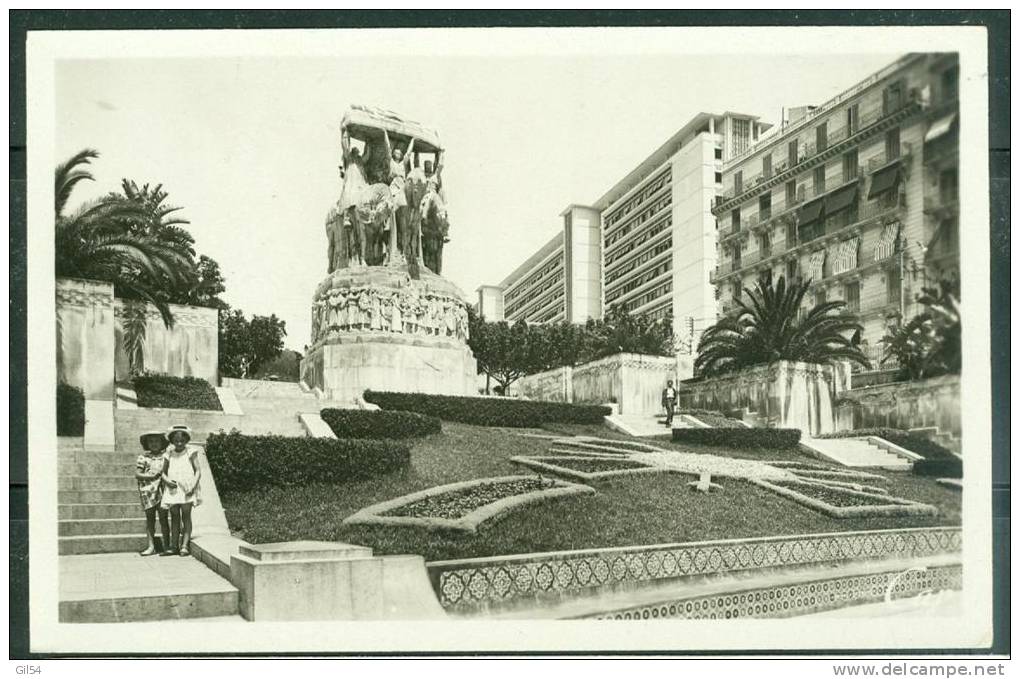 Alger - vue sur monument aux morts de la ville d'alger et les bureaux du gouvernement   ui268