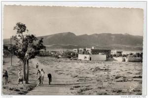 ALGERIE  AIN SEFRA   Les Casernes ,  9x14 dentelée , glaçée  . écrite 1956 non timbrée