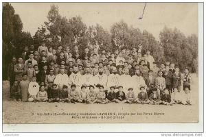 Aïn Séfra ( Sud Oranais ) Institution LAVIGERIE dirigée par les Pères Blancs - Pères & éléves un joli groupe