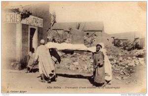 ALGERIE / ALGERIEN    AIN - SEFRA   Transport d´une victime de la catastrophe