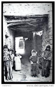 Ain Sefra Une rue du ksar CPA animée  enfants vers1920
