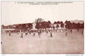 AFRIQUE. ALGERIE. AIN SEFRA. Intitution LAVIGERIE, dirigée par Les Pères Blancs. En Récréation, Une Partie de Foot-Ball.