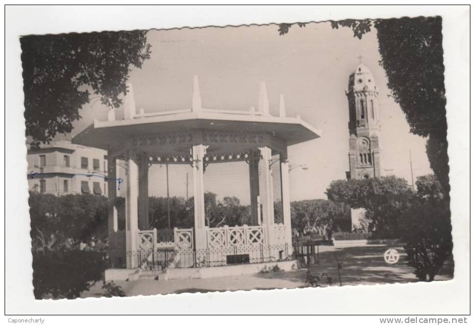 * CPSM Relizane, le kiosque et l'église, format 9cm sur 14cm environ, Algérie *