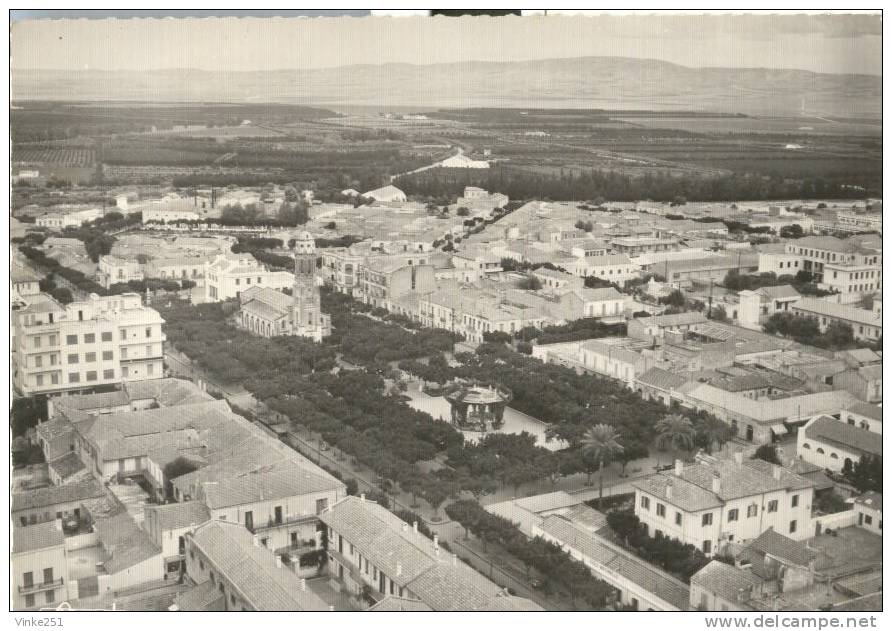 Relizane Oran Vue aérienne sur la place Doninique et l´église