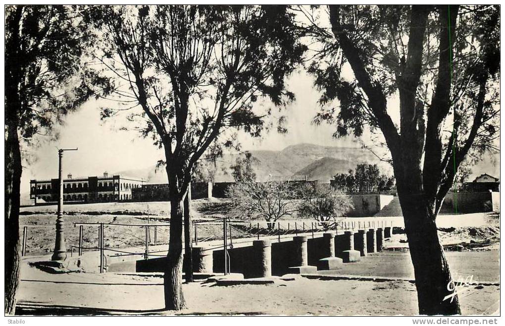 ALGERIE - AIN-SEFRA - LA PASSERELLE ET LES CASERNES