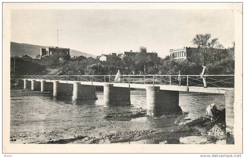 ALGERIE - AIN-SEFRA - L'OUED SEFRA ET LES CASERNES