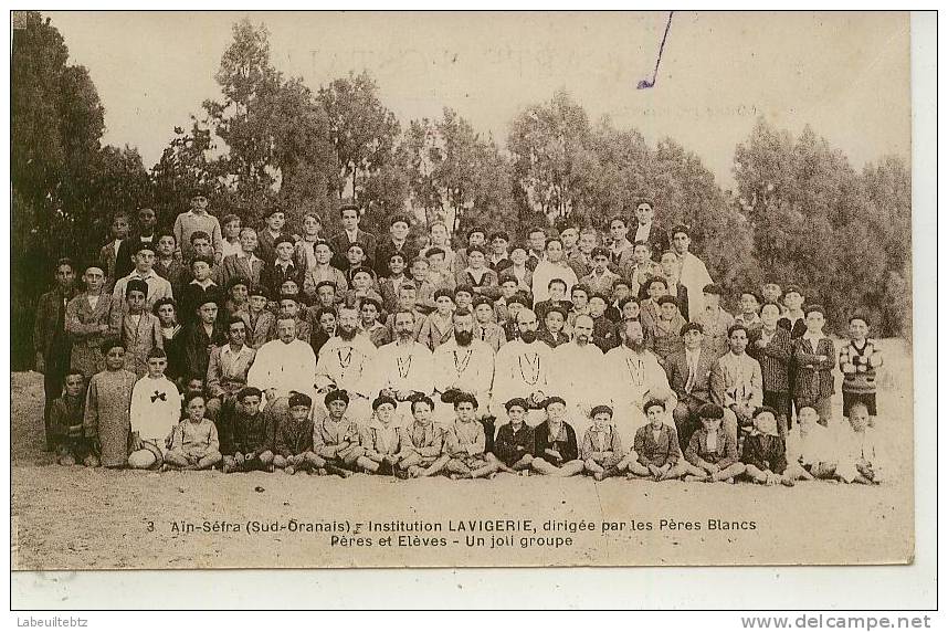 Aïn Séfra ( Sud Oranais ) Institution LAVIGERIE dirigée par les Pères Blancs - Pères & éléves un joli groupe