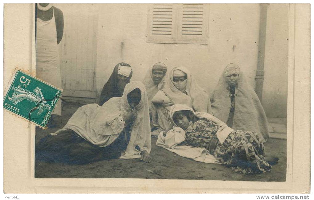 ALGÉRIE - AIN SEFRA - Très belle carte photo de mauresques malades à l'Infirmerie écrite en 1909