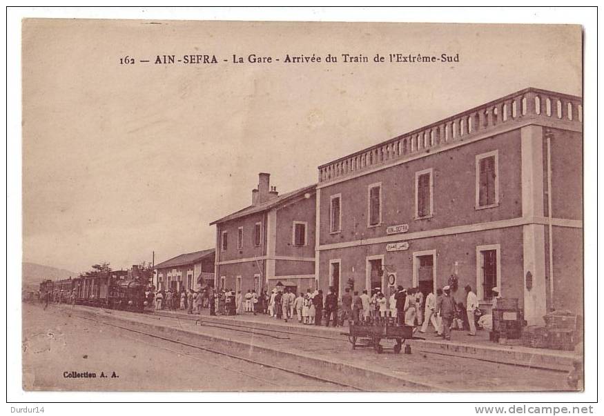 AFRIQUE - ALGÉRIE - AIN- SEFRA  --  La Gare - Arrivée du Train de l´Extrême-Sud