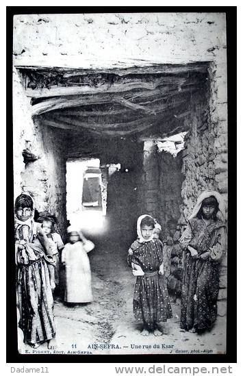Ain Sefra Une rue du ksar CPA animée  enfants vers1920