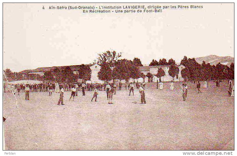AFRIQUE. ALGERIE. AIN SEFRA. Intitution LAVIGERIE, dirigée par Les Pères Blancs. En Récréation, Une Partie de Foot-Ball.