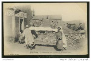 ALGERIE AIN-SEFRA /   Transport d'une victime de la catastrophe   /